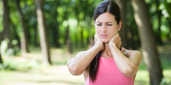 Formigamento facial ou dor causada por Bulging Disc na coluna cervical
