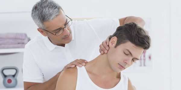 6 maneiras de remediar a dor no pescoço em adultos