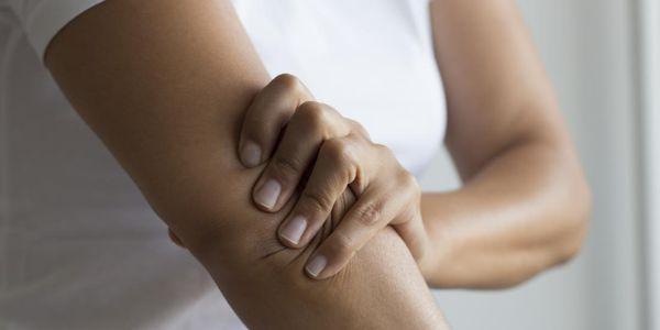 causas rigidez do joelho do joelho duro com outros sintomas