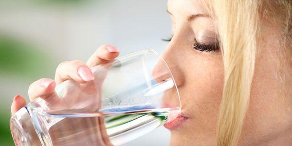 consumo excessivo de água bebendo muito efeitos perigos