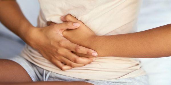 cãibras intestinais raciocina outros sintomas causas