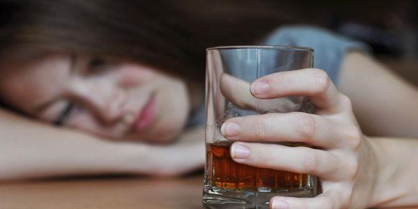 dor de cabeça de ressaca e remédios de dor de cabeça induzida por álcool
